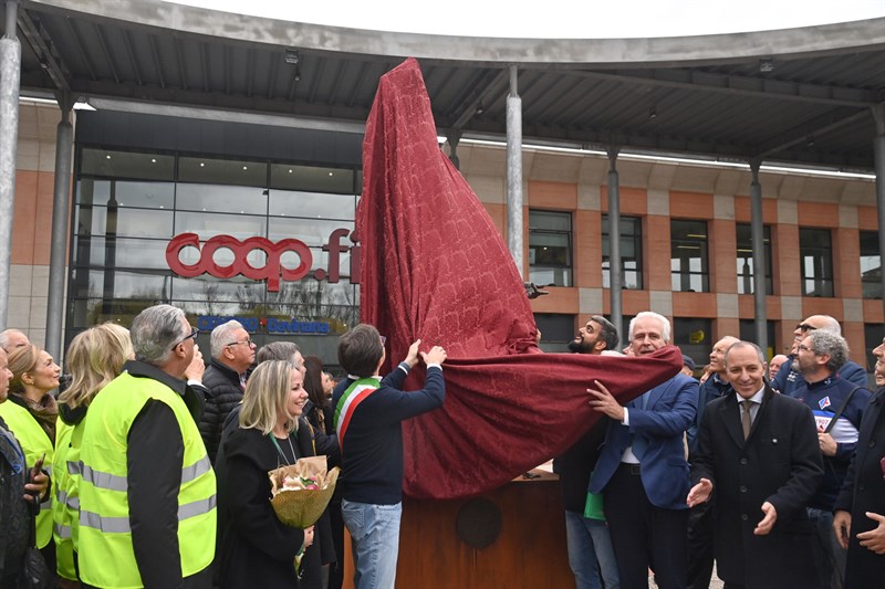 L'inaugurazione della statua dedicata a Bartali