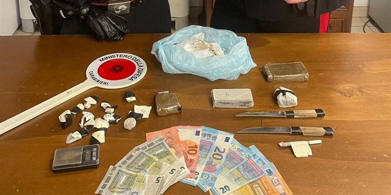 Il materiale sequestrato in casa del giovane.