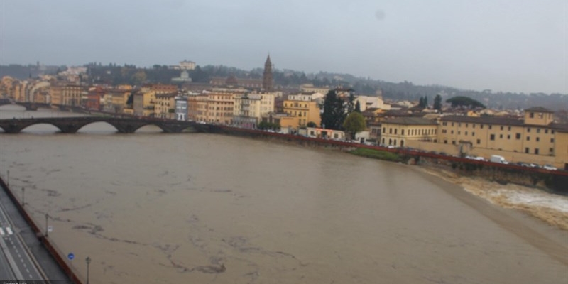 Arno in piena oggi a Firenze