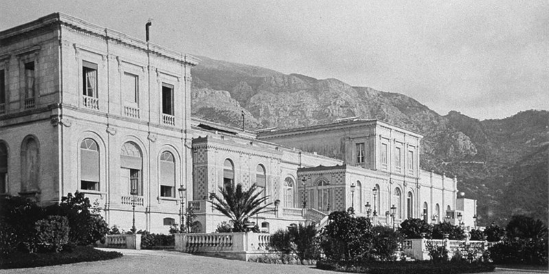 1856 a Monte Carlo si inaugura il >Casinò. Facciata sul mare del casinò prima del 1878.