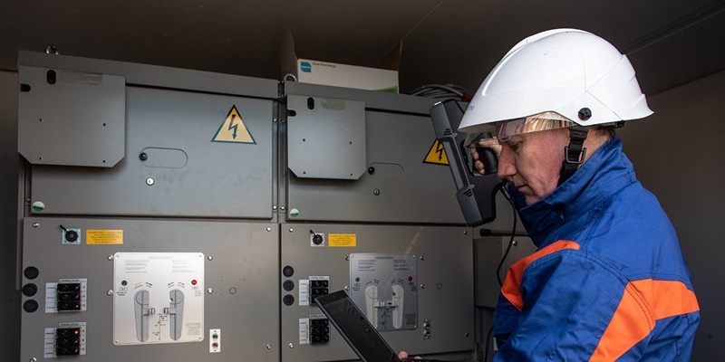 gli operai Enel al lavoro per il ripristino