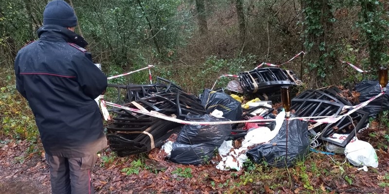 I sacchi ritrovati nei boschi di Faltignano