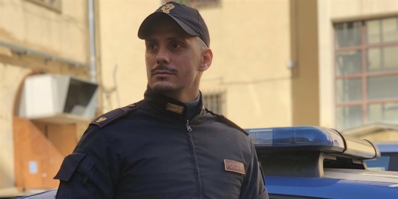 Uno degli agenti intervenuti