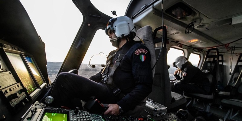 L'elicottero impegnato nel sorvolo della città