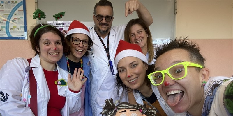 Il dottor Mirri con i clown in corsia