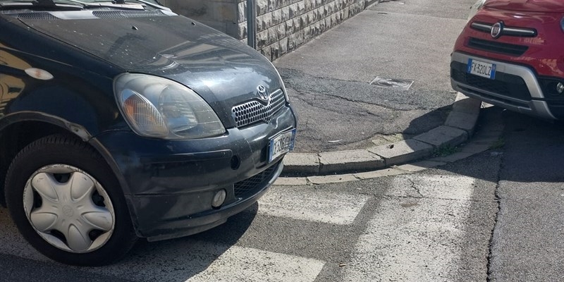 scivolo inesistente e sosta selvaggia