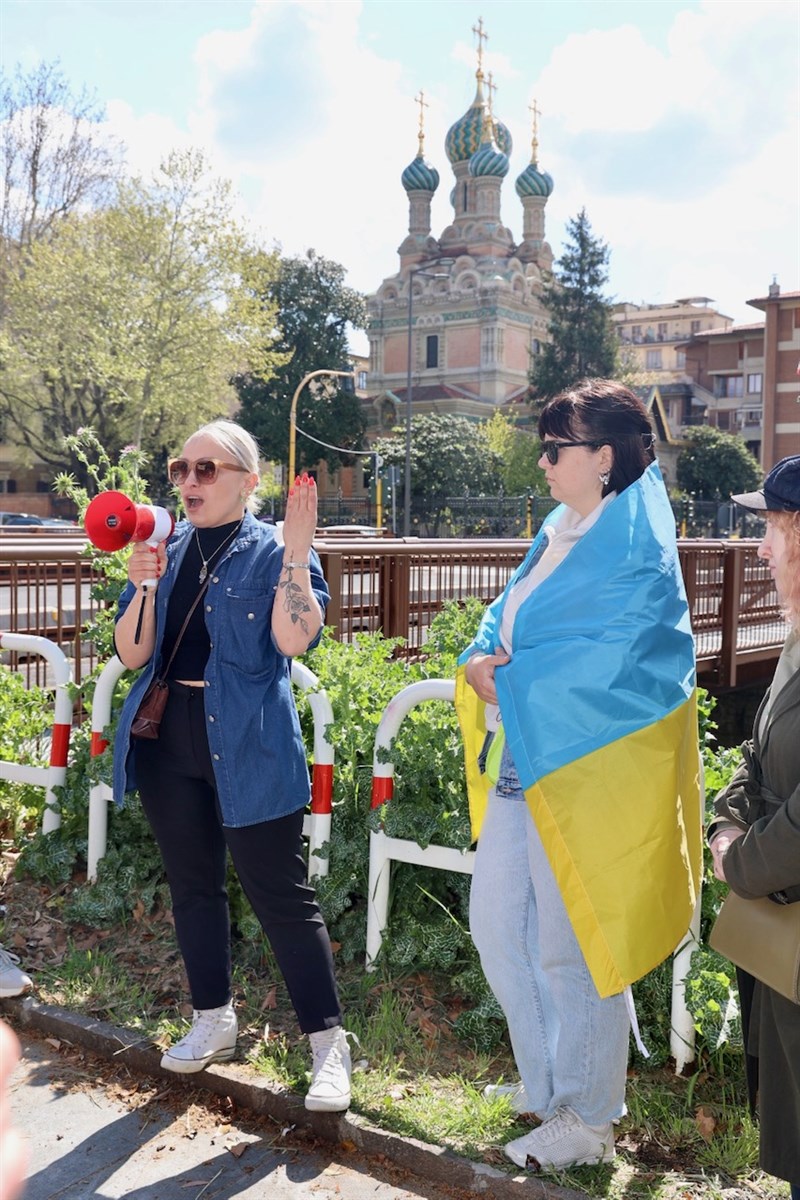 Sit-in davanti alla Chiesa Russa di Firenze