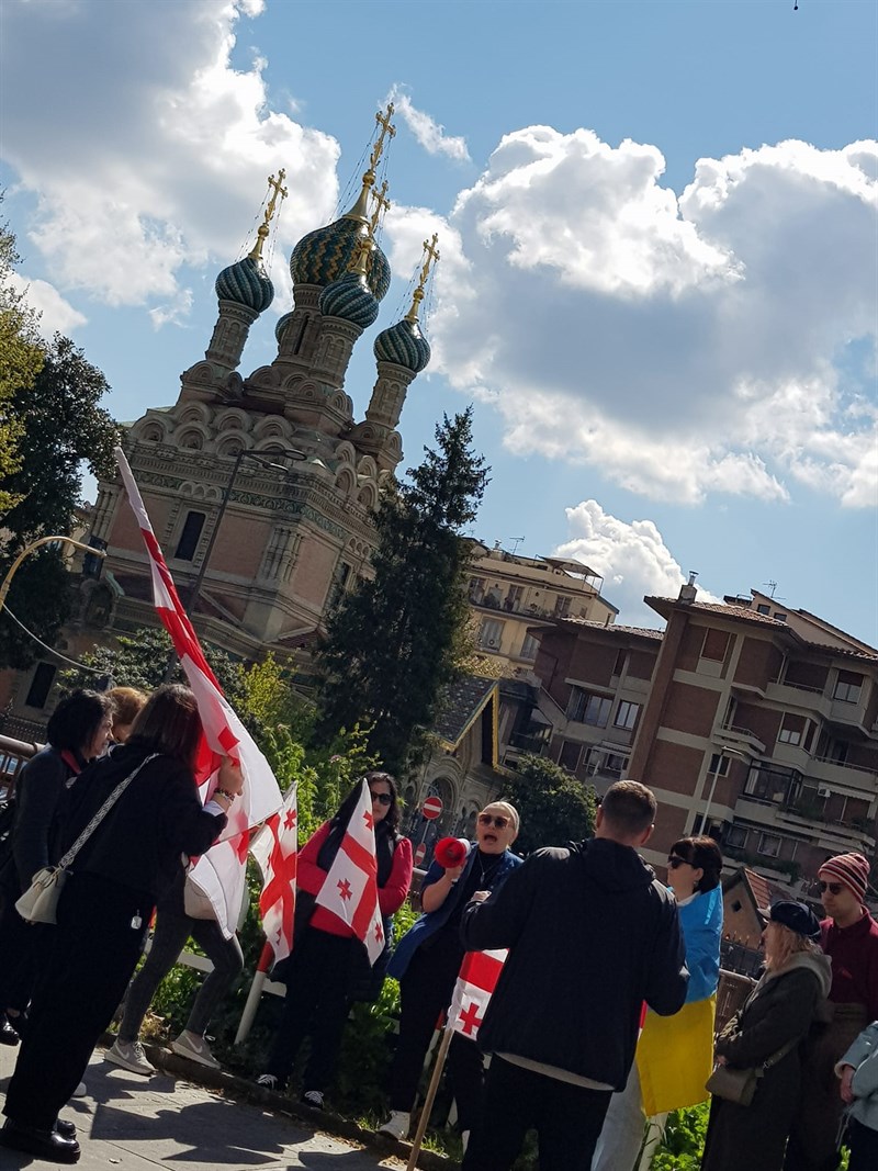 Sit-in davanti alla Chiesa Russa di Firenze