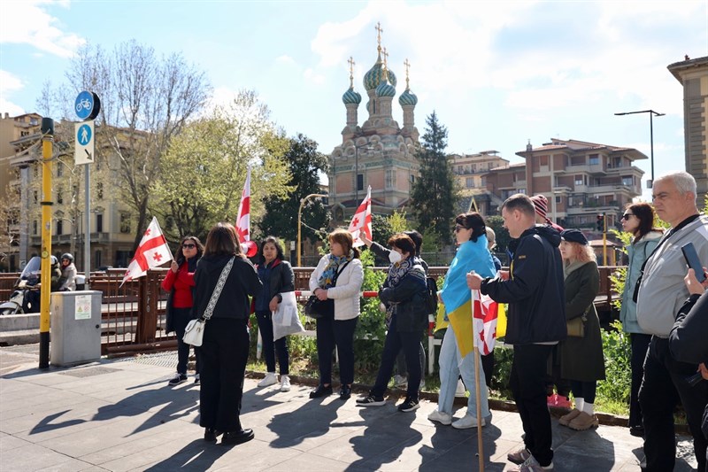 Sit-in davanti alla Chiesa Russa di Firenze