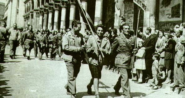 1945, partigiani sfilano per le strade di Milano liberata