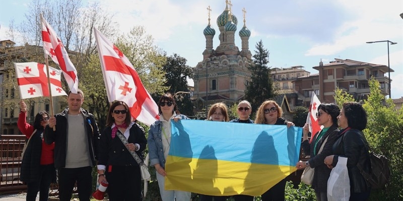 Sit-in davanti alla Chiesa Russa di Firenze