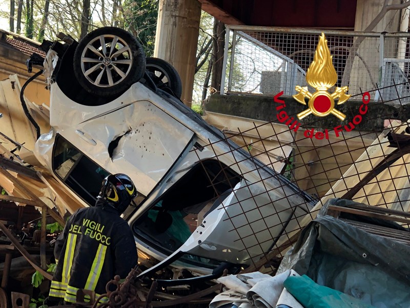 Auto vola dall'Indiano