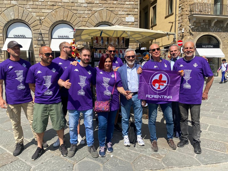 Firenze si tinge di viola