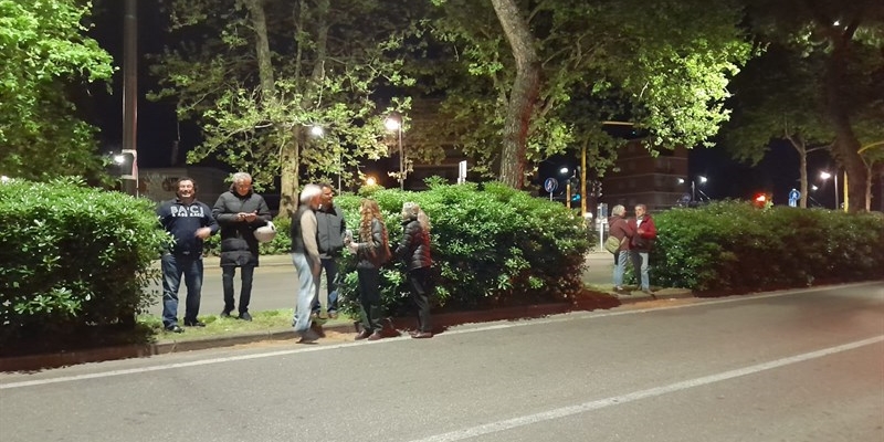 Gruppo di fiorentini davanti ai pini di viale Redi