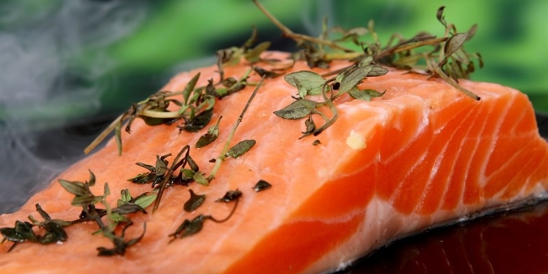 Mangia pesce ma non vuole pagare