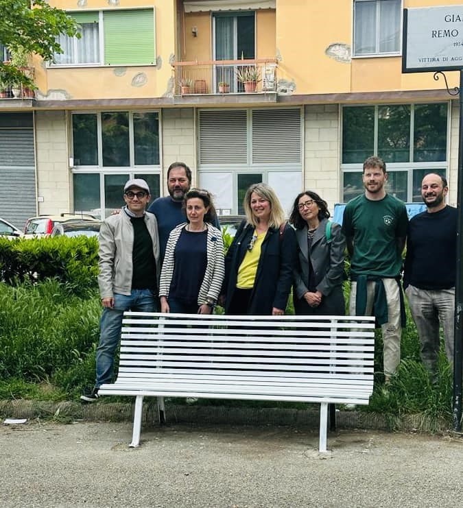 L'Assessore Albanese, il Presidente Pierguidi e alcuni consiglieri comunali e di quartiere all'inaugurazione della panchina bianca.