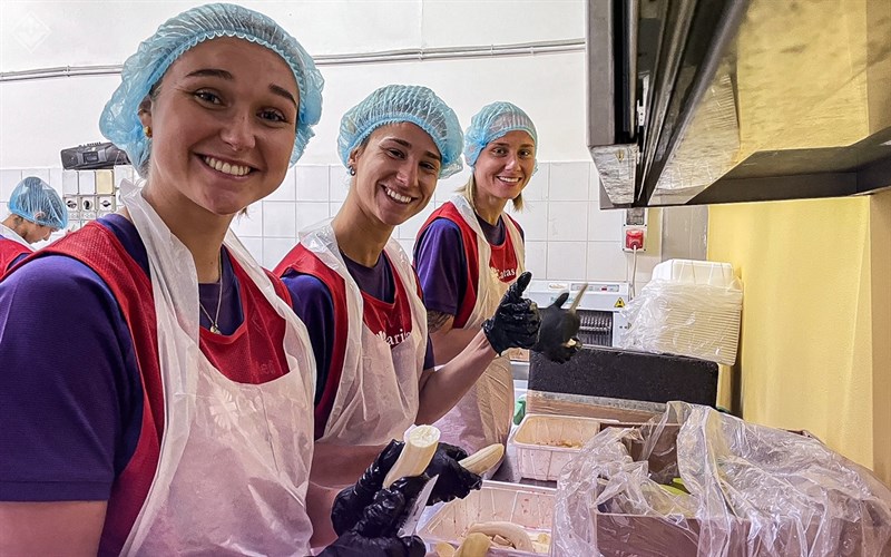 Le calciatrici della Fiorentina alla mensa Caritas