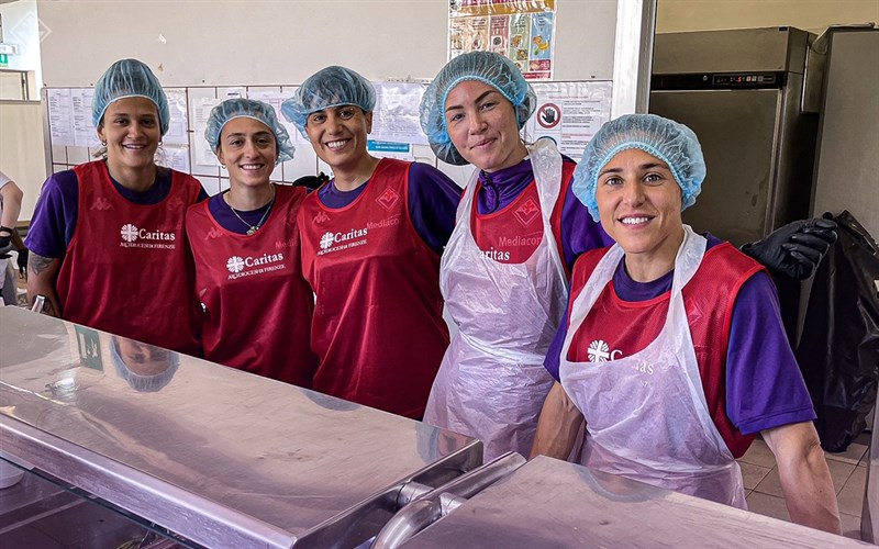 Le calciatrici della Fiorentina alla mensa Caritas
