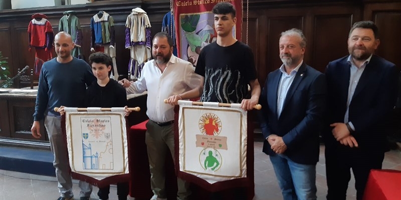 Via la calcio storico