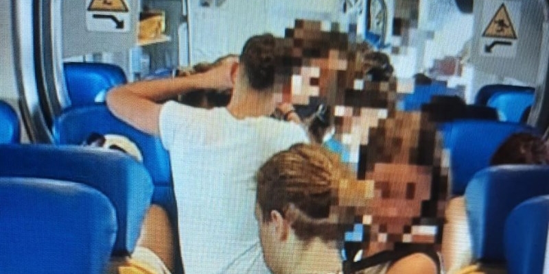 L'affollamento sui treni per il rientro dalla costa.