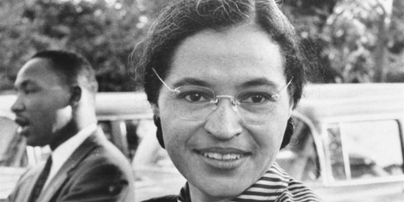 Rosa Parks con sullo sfondo Martin Luther King, 1955