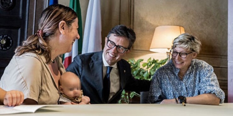 Nardella firma con le due mamme e il bimbo