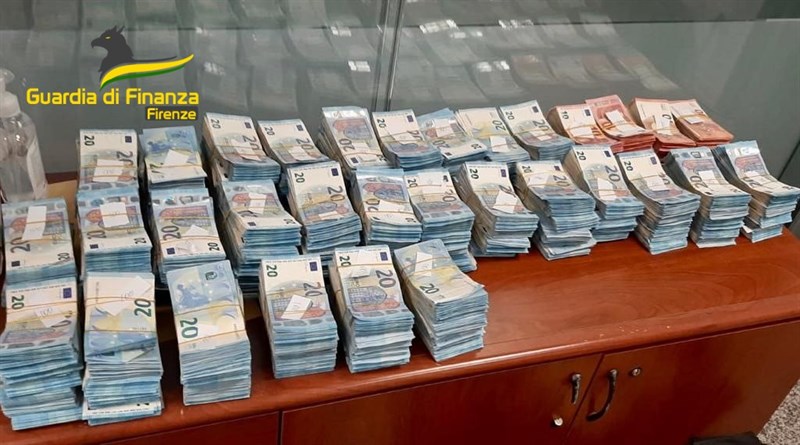 Parte delle banconote sequestrate