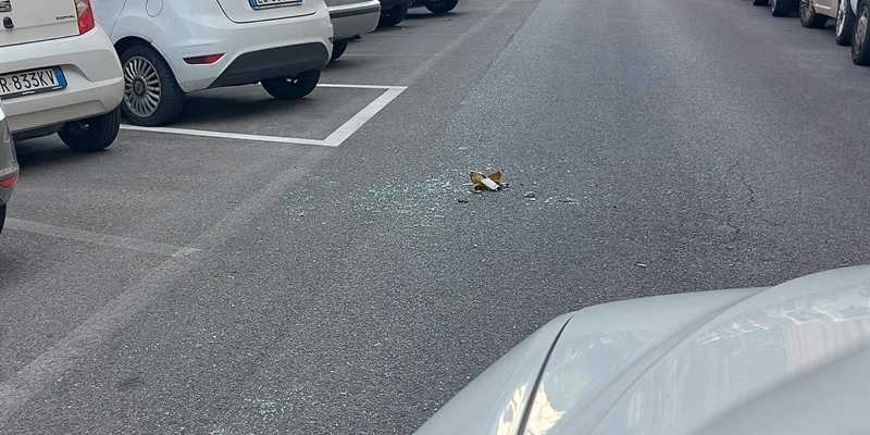 Uno dei cocci di vetro rimasti sul marciapiede di via Volturno