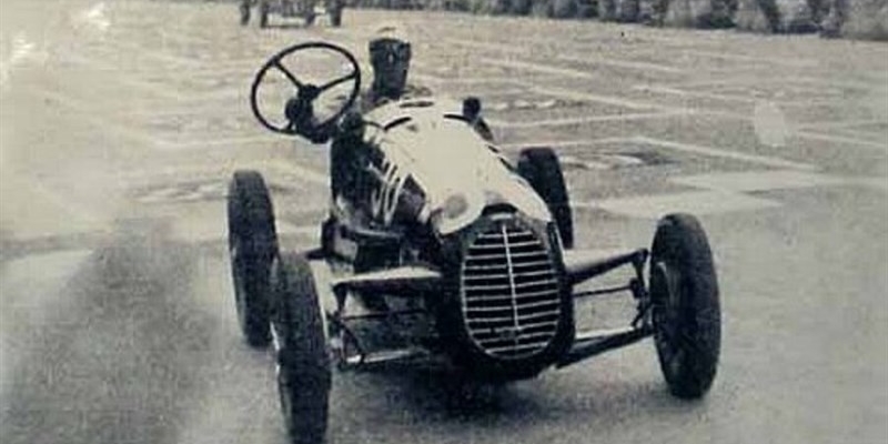 1953 - Muore Tazio Nuvolari.  Nella foto 3 settembre 1946, Coppa Andrea Brezzi. Nuvolari, su Cisitalia D46, conclude al 13º posto in 1h 25'57"". Mentre taglia il traguardo sventola verso il pubblico il