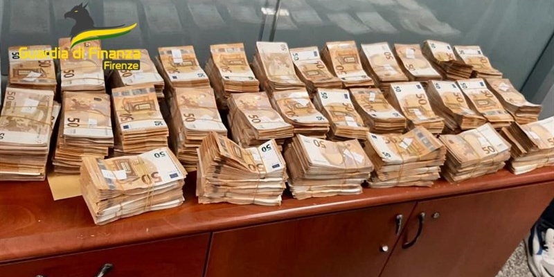 Parte delle banconote sequestrate