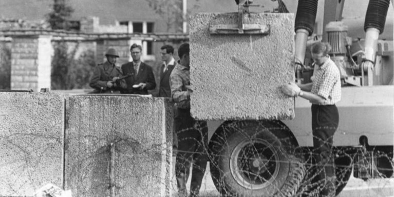 1961 - Inizia la costruzione del muro di Berlino