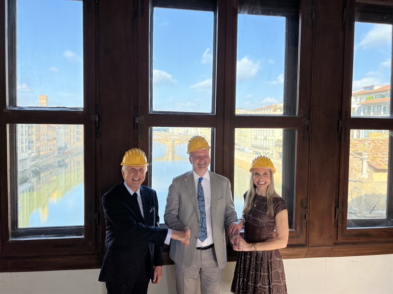 Per la Edwin L. Wiegand Foundation di Reno, Nevada, Raymond Avansino, Chair and Chief Executive Officer, e Marisa Avansino, Co-Vice Chair and President con il direttore degli Uffizi