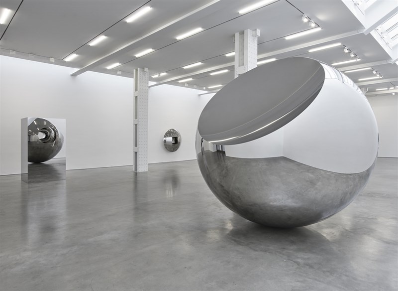 Anish Kapoor  Newborn, 2019 Stainless steel  300x300x300 cm Photograph: Mark Waldhauser ©Anish Kapoor. All Rights Reserved SIAE, 2023