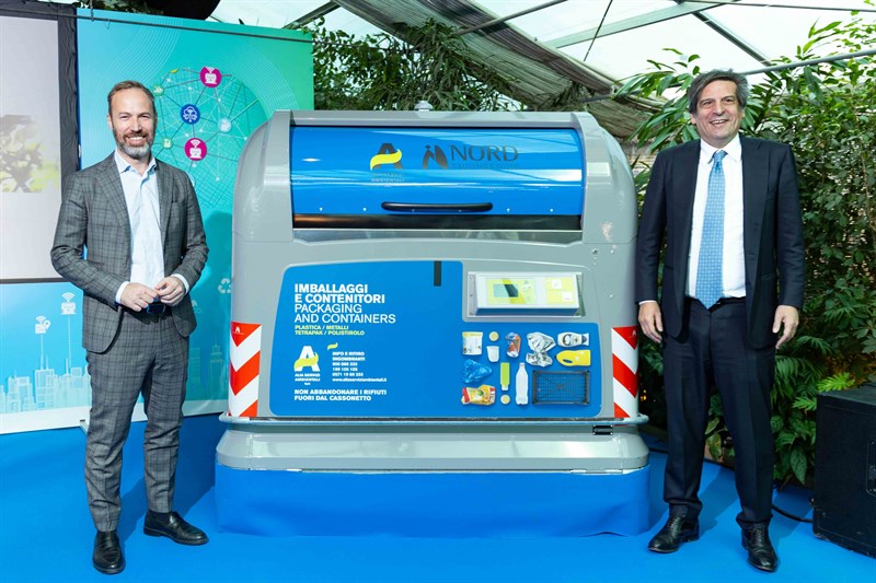 La presentazione del cassonetto intelligente