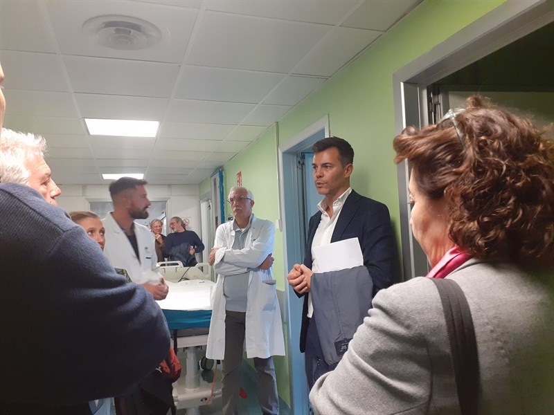 Il Direttore Valerio Mari in reparto con i professionisti