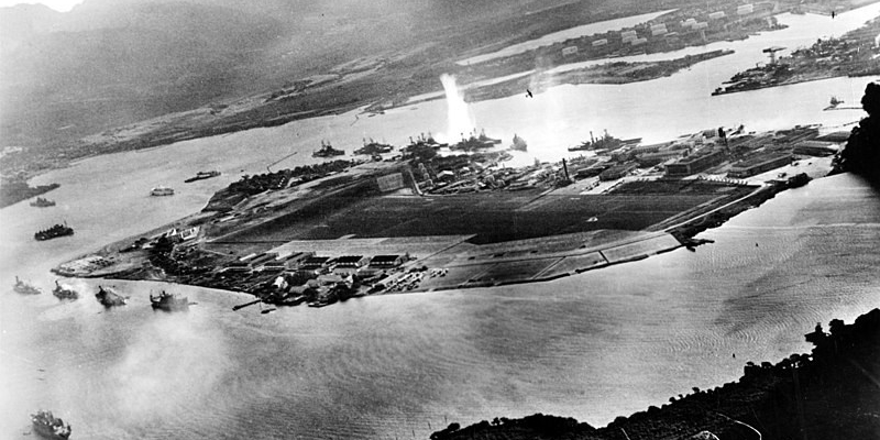 1941 - Foto scattata da un aereo giapponese pochi minuti dopo l'inizio dell'attacco. Un siluro ha appena colpito la West Virginia al di là di Ford Island, mentre sulla sinistra è visibile il ""Battlesh