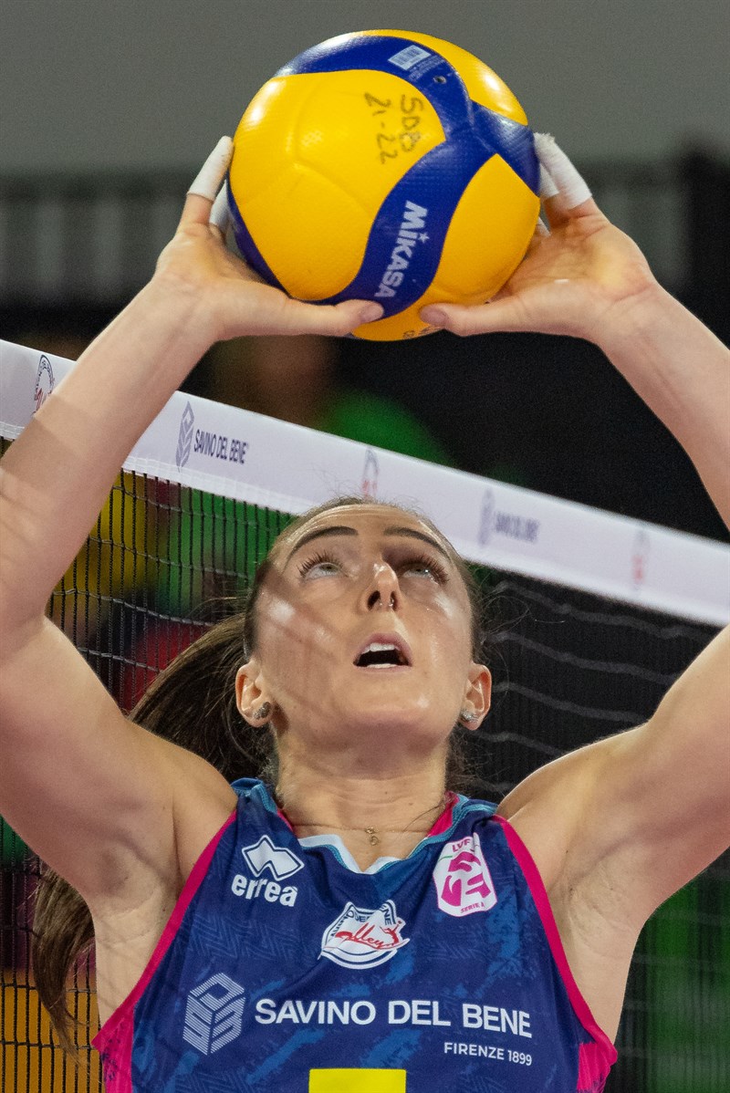 Savino Del Bene Volley e Volley Bergamo 1991 in una azione di gioco.