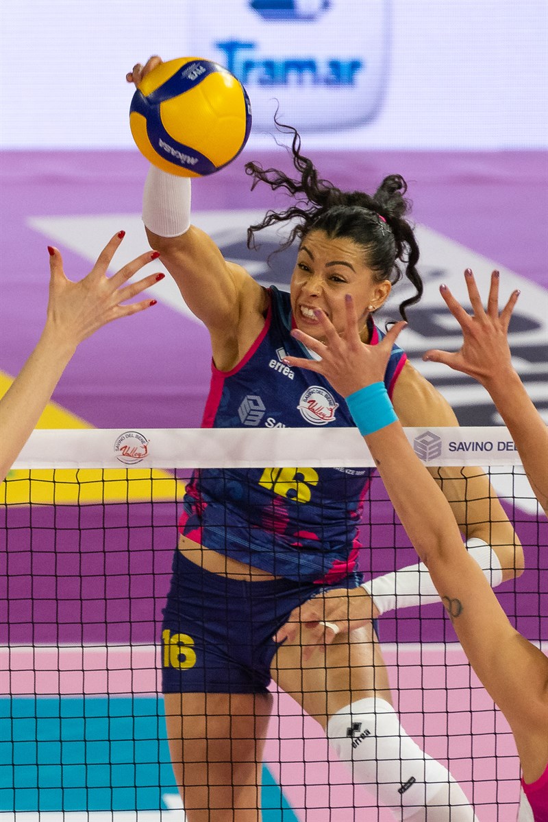 Savino Del Bene Scandicci e Vero Volley Milano in una azione di gioco.