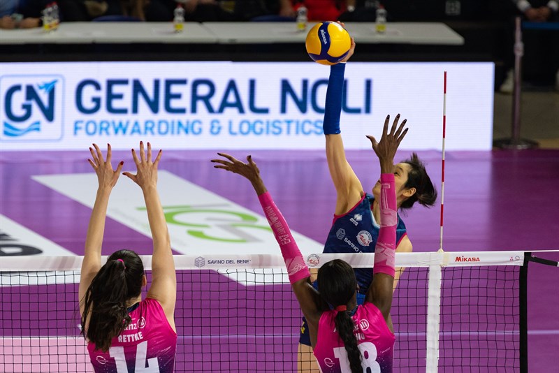 Savino Del Bene Scandicci e Vero Volley Milano in una azione di gioco.