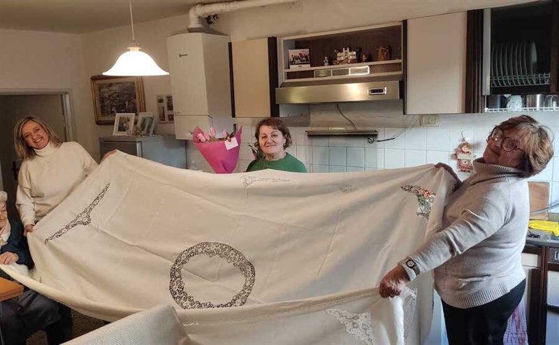 Noemi con le figlie, la badante e il ""punto Tavarnelle"",""Unione dei comuni del Chianti