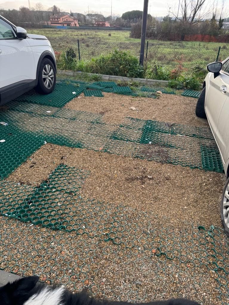 Il parcheggio nelle foto della segnalazione prima che le grate fossero rimesse a posto