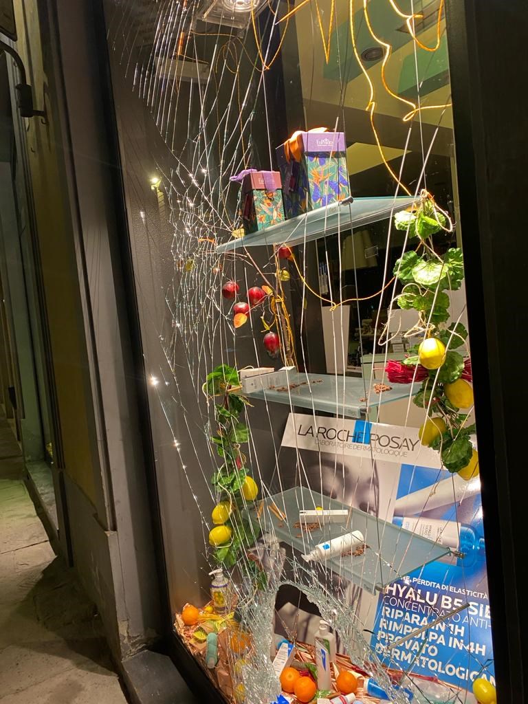 Le foto della vetrina della farmacia