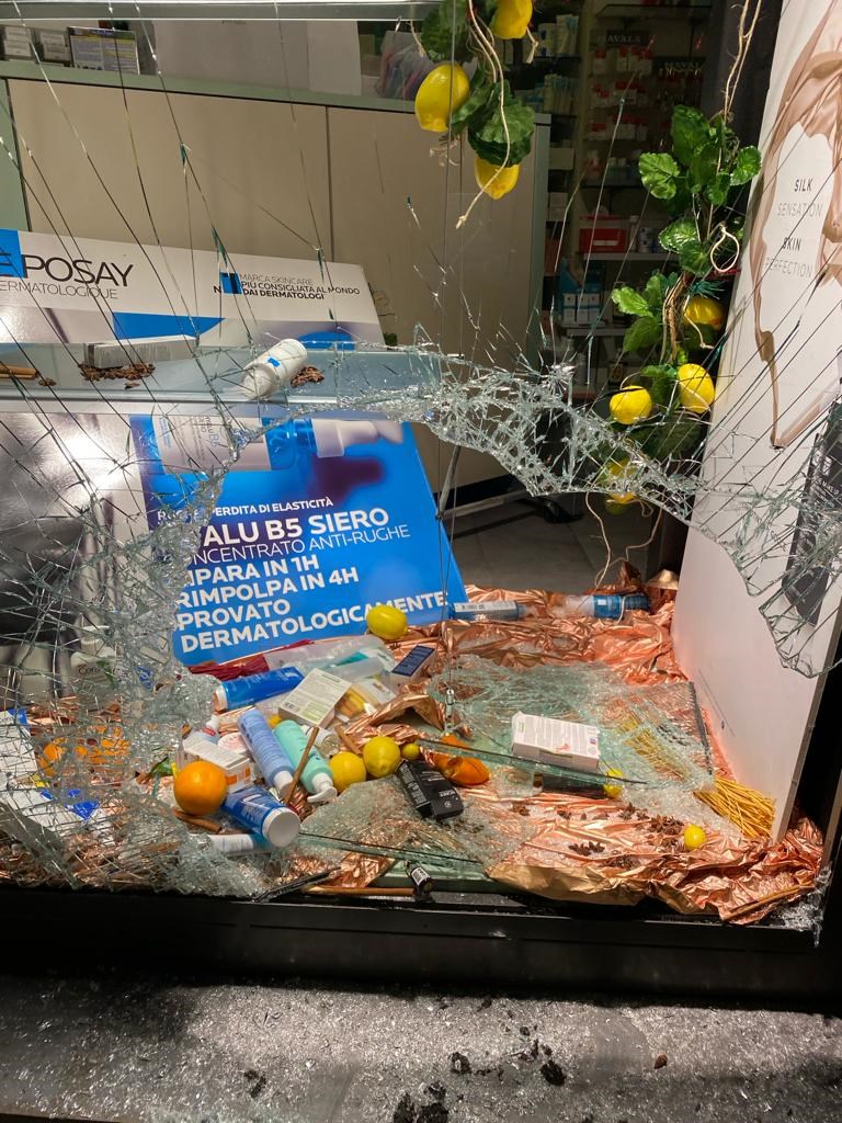 Le foto della vetrina della farmacia
