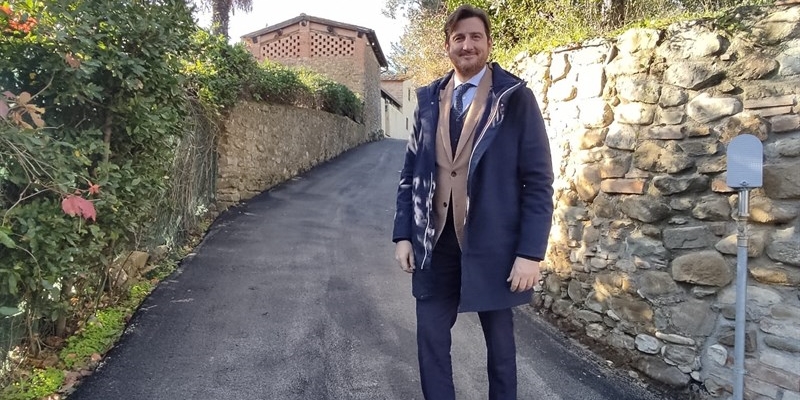 Il sindaco davanti a via Masucce rifatta