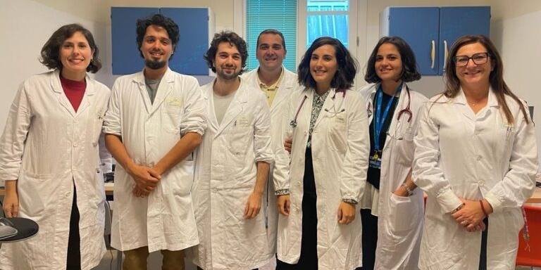 Foto di gruppo della Reumatolgia del Meyer che ha salvato il ragazzino