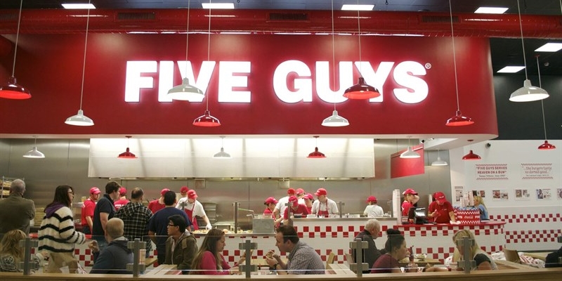 Five guys cerca personale