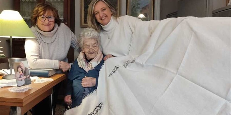 Noemi con le figlie e il ""punto Tavarnelle"",""Unione dei comuni del Chianti