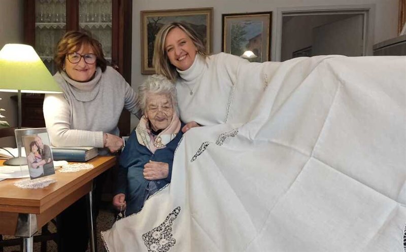 Noemi con le figlie e il ""punto Tavarnelle"",""Unione dei comuni del Chianti