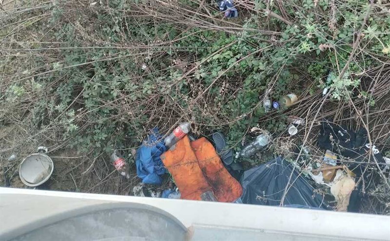 Vista dall'alto del ponte di San Donato si intravedoono scarpe e pentole