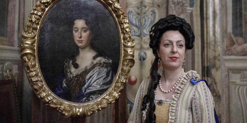 Giale Monaci nei panni dell'Elettrice Palatina